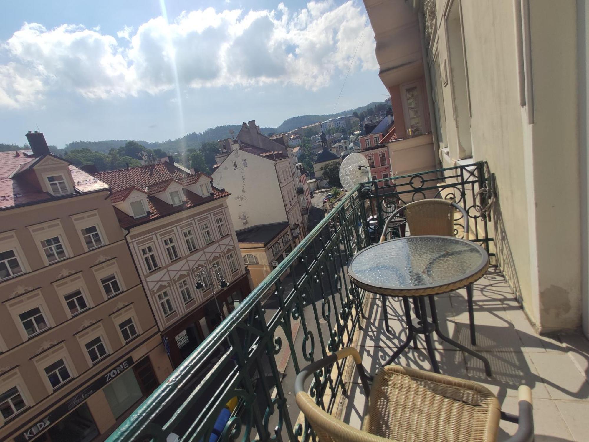 Apartmán 63m2 s balkonem v lázeňském centru Karlovy Vary Exterior foto
